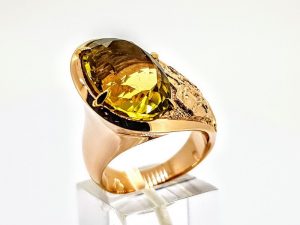 Ziedas Nr.199 (su geltonuoju topazu, is aukso)