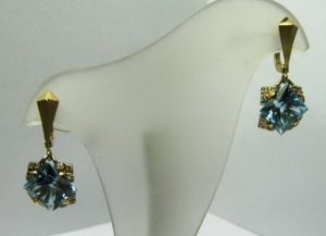 Auskarai Nr.19 (su zydruoju topazu ir briliantais, is geltono aukso)