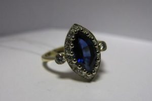 Ziedas Nr.2 (is geltono aukso su safyru ir briliantais)