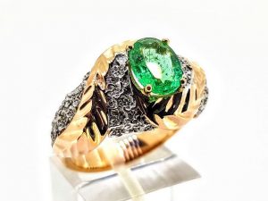 Ziedas Nr.200 (is raudono ir balto aukso, su smaragdu)