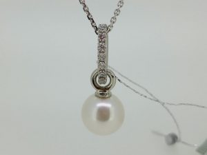 Pakabukas su perlu, is balto aukso, su briliantais