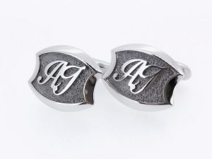 Sasagos su monogramomis, is platinos, aukso arba sidabro