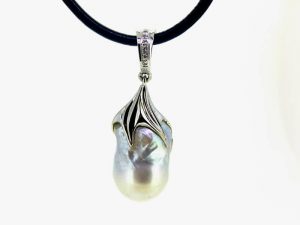 Pakabukas su perlu, puostas auksu ir briliantais