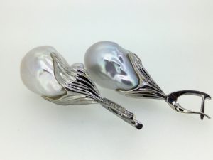 Auskarai su perlais, puosti auksu ir briliantais