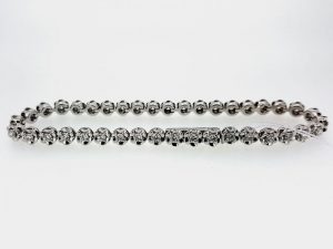 Apyranke is platinos arba aukso, inkrustuota deimantais