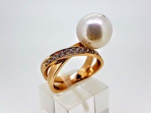 Ziedas su perlu, is aukso, puostas cirkonais