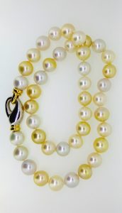 Kaklo papuosalas Nr.20 (juriniu baltu ir gelsvu perlu verinys)