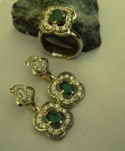 Auskarai Nr.20 (su smaragdais ir briliantais, is geltono aukso)