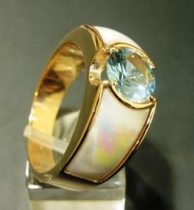 Ziedas Nr.21 (is geltono, raudono arba balto aukso, su akvamarinu)