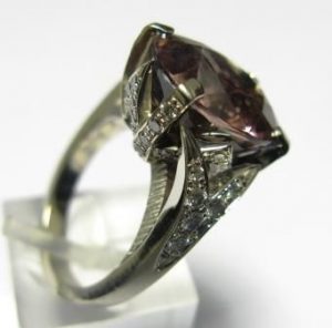 Ziedas Nr.21 (is platinos arba balto aukso, su turmalinu ir briliantais)