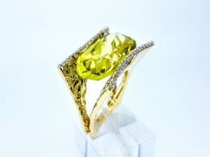 Ziedas Nr.210 (puostas citrinu ir briliantais, is aukso)