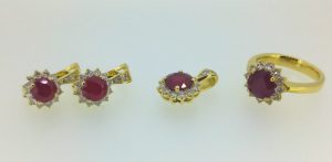 Komplektas Nr.21 (is geltono aukso, puostas rubinais ir briliantais)