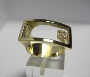 Ziedas Nr.23 (is geltono aukso, su brangakmeniu arba pusbrangiu akmeniu)