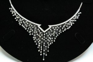 Kolje Nr.22 (is balto aukso, inkrustuotas brangakmeniais)