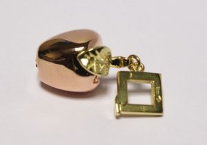 Pakabukas Nr.22 (obuolys, is raudono ir geltono aukso)