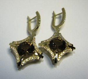 Auskarai Nr.23 (su duminiu kvarcu ir briliantais, is geltono aukso)