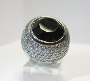 Ziedas Nr.24 (masyvus, is balto aukso, su juodu deimantu ir baltais briliantais)