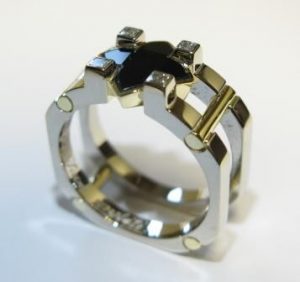 Ziedas Nr.25 (is platinos, puostas geltonu auksu, juoduoju deimantu ir briliantais)