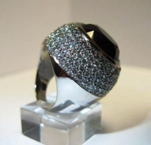 Ziedas Nr.25 (is balto, geltono arba raudono aukso, su juodais ir baltais briliantais)