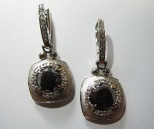 Auskarai Nr.25 (su juodais briliantais, is platinos arba balto aukso)