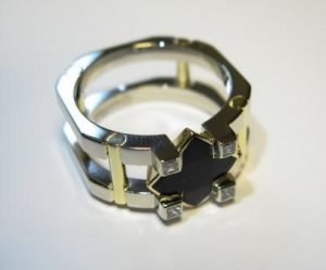 Ziedas Nr.26 (is platinos, puostas geltonu auksu, juoduoju deimantu ir briliantais))