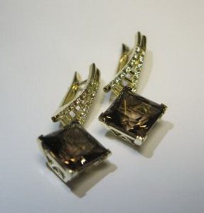 Auskarai Nr.26 (su duminiu kvarcu arba kt.akmenimis, is geltono aukso)