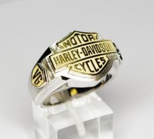 Ziedas Nr.27(is balto ir geltono aukso, su uzrasais ir monograma)