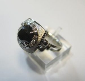 Ziedas Nr.27 (is platinos arba balto aukso, su juodu briliantu)