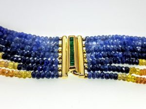 Kaklo papuosalas Nr.27 (is spalvotu safyru, su auksiniu uzsegimu)