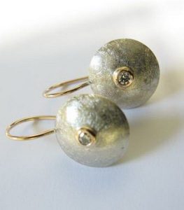 Auskarai Nr.27 (is sidabro ir aukso, su briliantu arba kt.akmeniu)