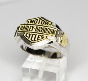 Ziedas Nr.28 (is aukso, su uzrasais ir monograma)