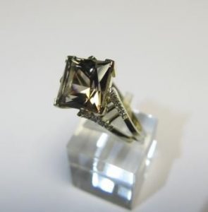 Ziedas Nr.28 (is balto, geltono arba raudono aukso, su duminiu kvarcu)