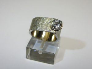 Ziedas Nr.30 (platus, is balto arba geltono aukso, su akvamarinu)