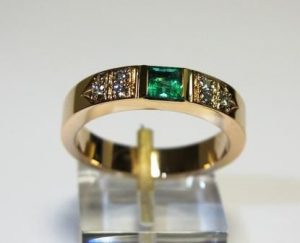 Ziedas Nr.31 (is raudono aukso, su smaragdu ir briliantais)