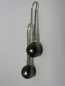 Auskarai Nr.31 (su juodu perlu ir briliantais, is balto aukso)