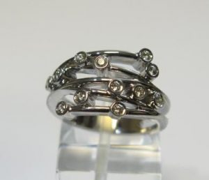 Ziedas Nr.32 (platus, is balto aukso, su gelsvais ir baltais briliantais)