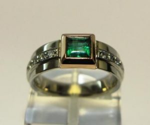 Ziedas Nr.33 (is geltono arba raudono aukso, su smaragdu ir briliantais)