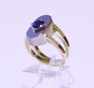 Ziedas Nr.34 (is platinos ir aukso, puostas safyru bei briliantais)