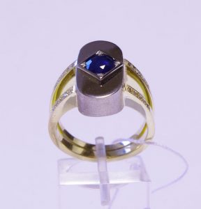 Ziedas Nr.35 (is platinos ir geltono aukso, su safyru ir briliantais)