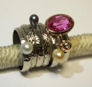 Ziedas Nr.35 (balto aukso, is atskiru daliu, su kult.perlais, rubinu, briliantais)