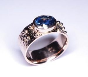 Ziedas Nr.36 (platus, is balto aukso, su safyru arba kt.brangakmeniu)