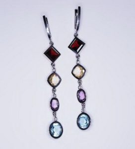 Auskarai Nr.37 (kabantys, is balto aukso, su spalvotais akmenimis)