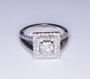 Ziedas Nr.38 (is balto aukso, su kvadratiniu deimantu "princese" ir apvaliais briliantais)