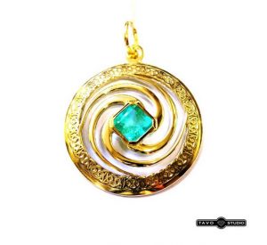 Pakabukas Nr.38 (apvalus, is geltono aukso, puostas smaragdu)