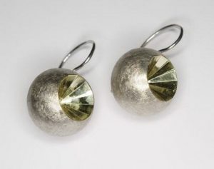 Auskarai Nr.39 (is balto aukso, matiniu pavirsiumi)