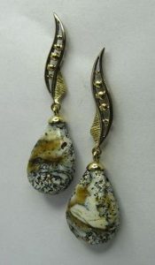 Auskarai Nr.3 (is balto ir geltono aukso, su gintaru)