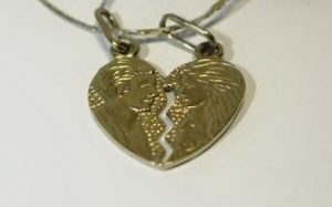 Pakabukas Nr.3 (sirdeles formos, is balto aukso, su zvaigzdiniu safyru)