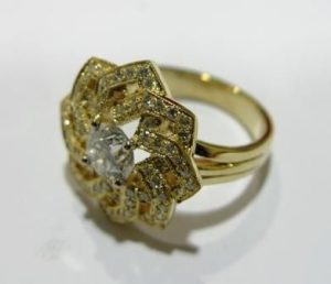 Ziedas Nr.4 (is balto, geltono arba raudono aukso, su ametistu)