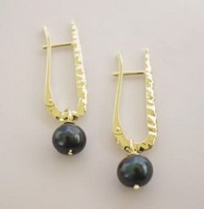 Auskarai Nr.40 (su juoduoju perlu, is geltono aukso)