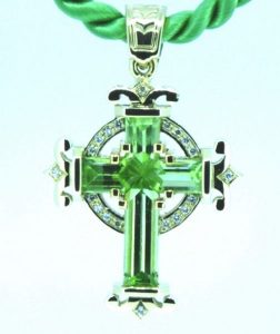 Pakabukas Nr.40 (kryzelis, is geltono aukso, puostas smaragdais ir briliantais)